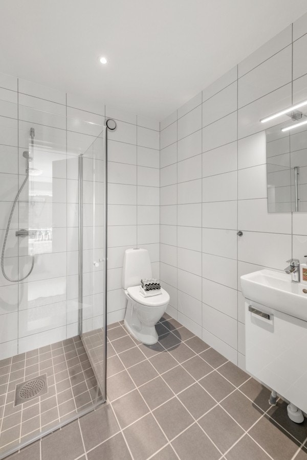 Bad 1. Etg (brukes av den som leier rom i 1. etg.) Galleribilde