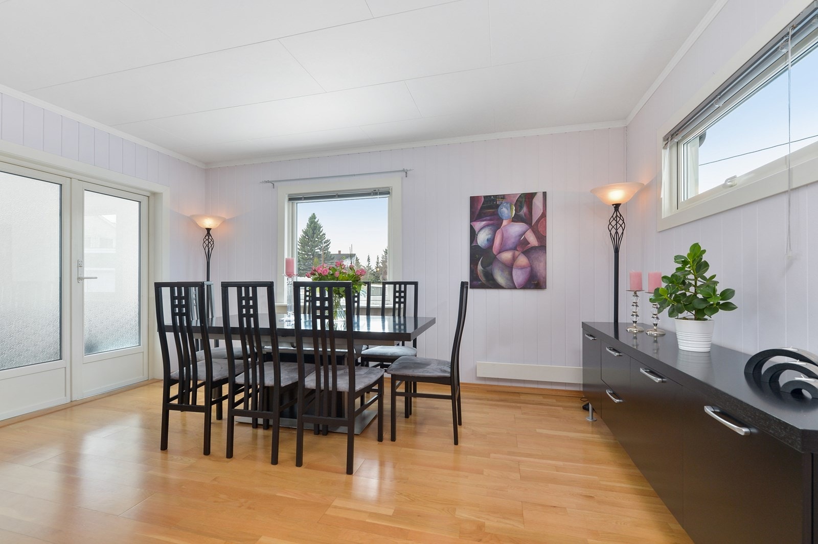 God plass til mange rundt spisebordet. Galleribilde