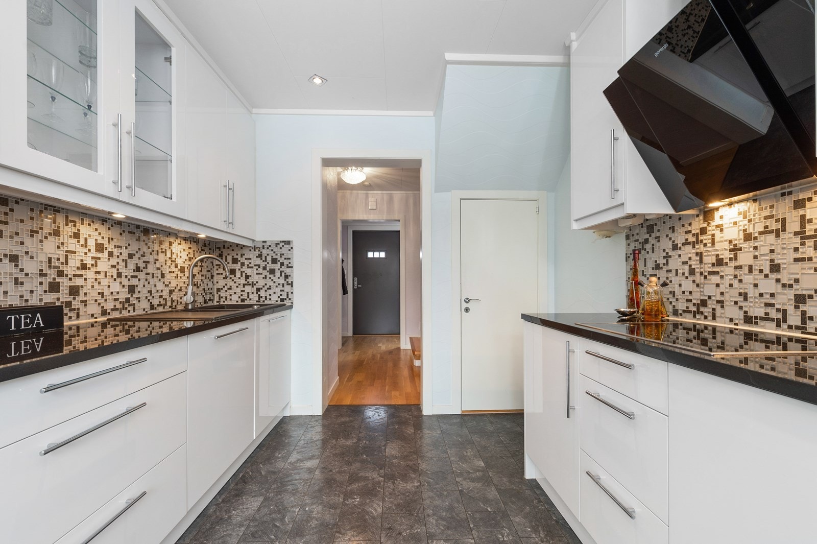 Utstyrt med integrert koketopp, mikro og oppvaskmaskin fra Miele samt Gorenje designventilator. Galleribilde