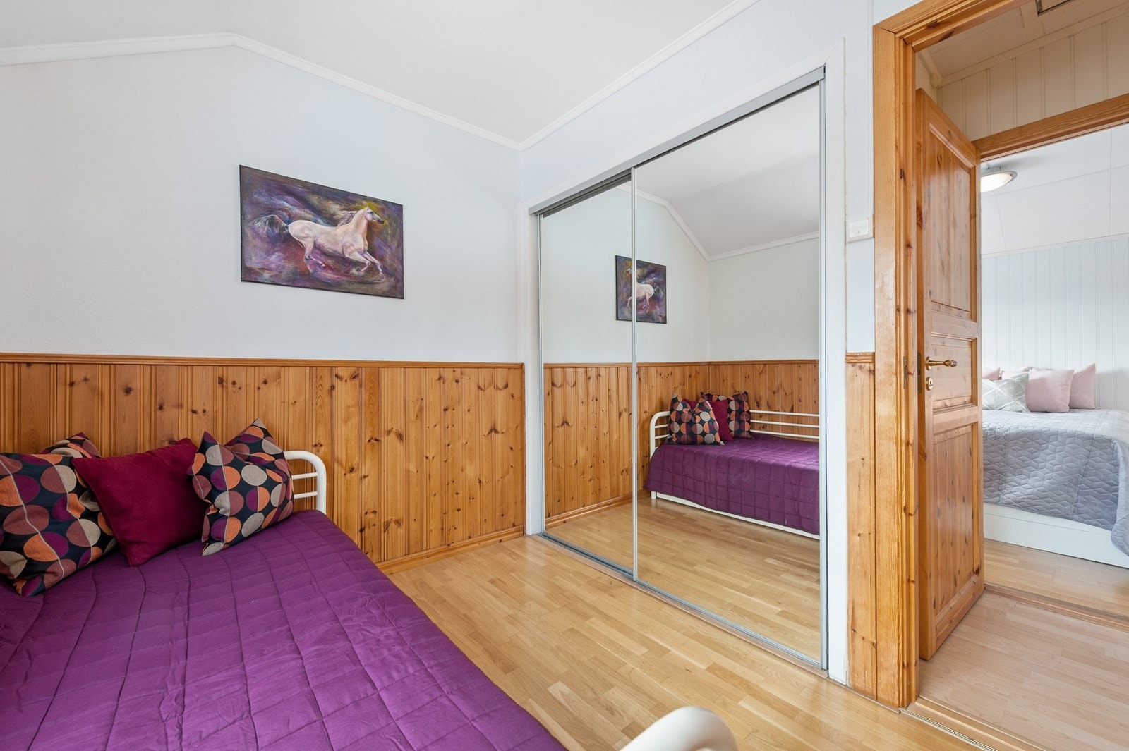 Inneholder 2 garderobeskap. Galleribilde