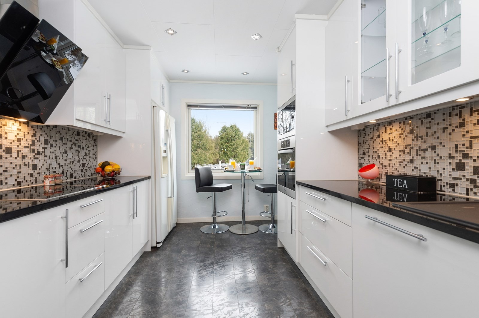 Tiltalende kjøkken med moderne innredning. Galleribilde