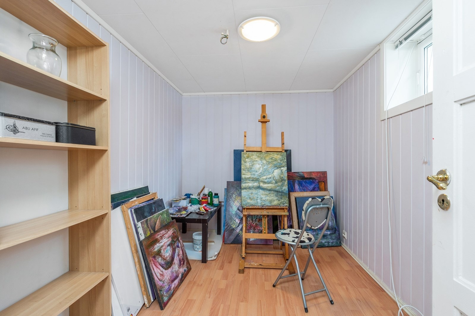 Disponibelt rom i underetasjen innredet som hobbyrom. Galleribilde