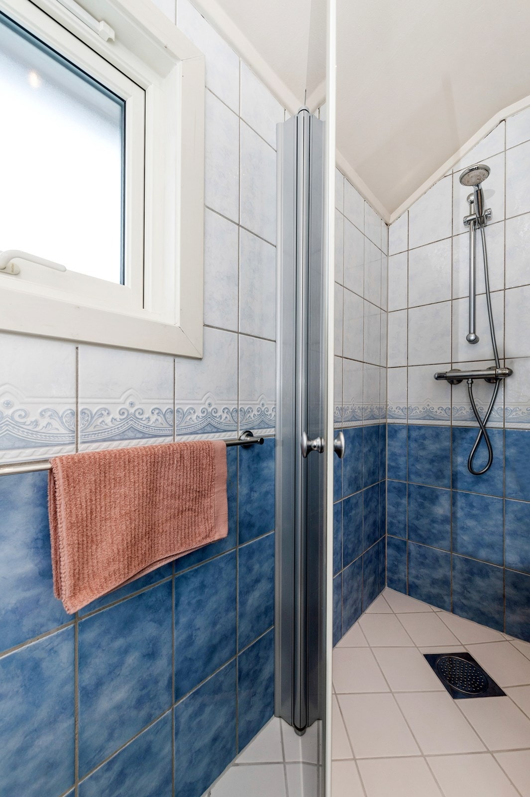 Inneholder bl.a. servant med innredning, dusj og klosett. Galleribilde