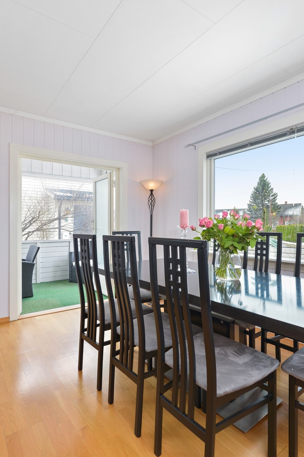 Utgang til veranda som leder videre til flott uteareal. Galleribilde