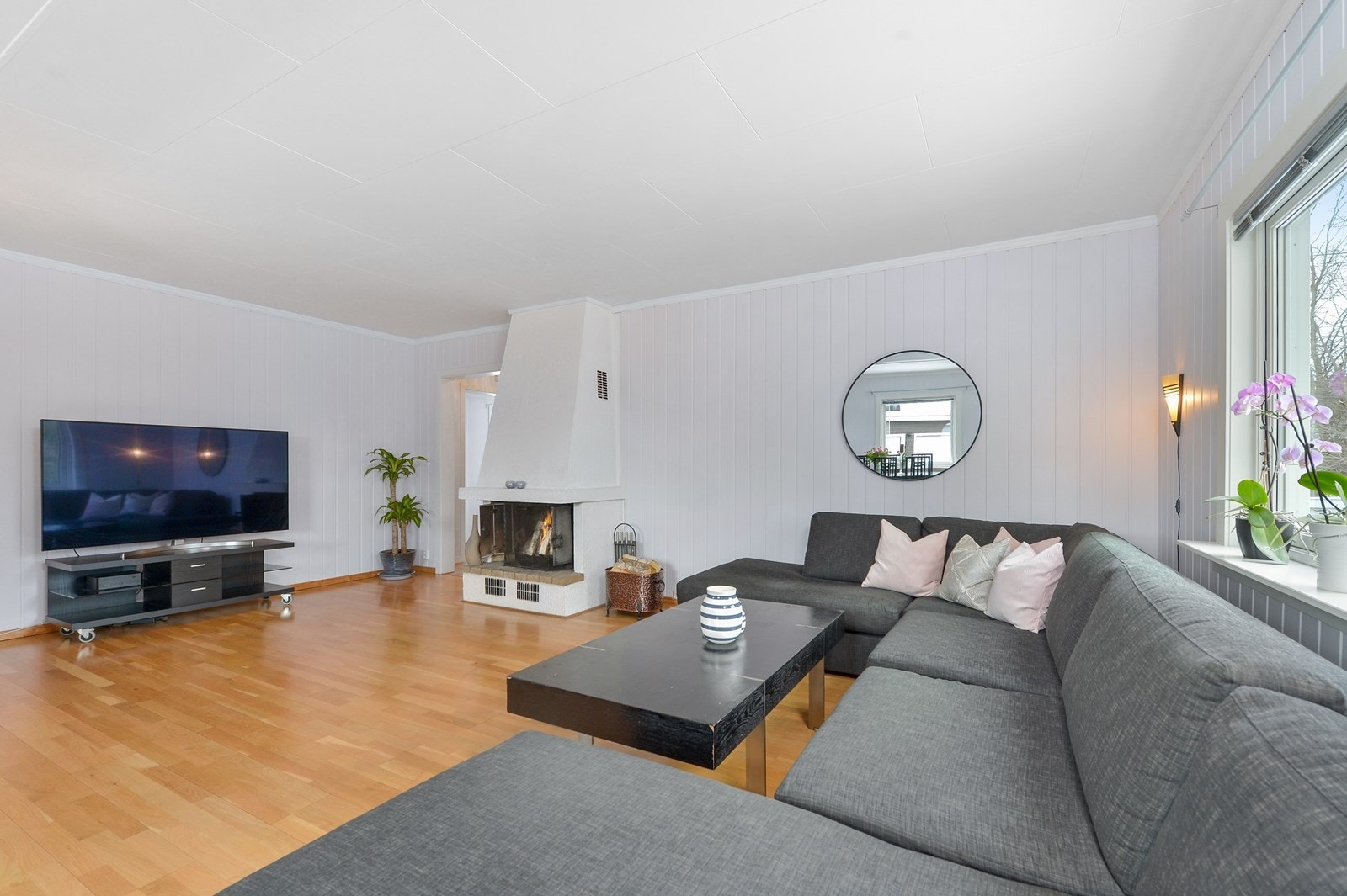 Stuen fungerer som hjerte av boligen og er det naturlige samlingspunktet. Galleribilde