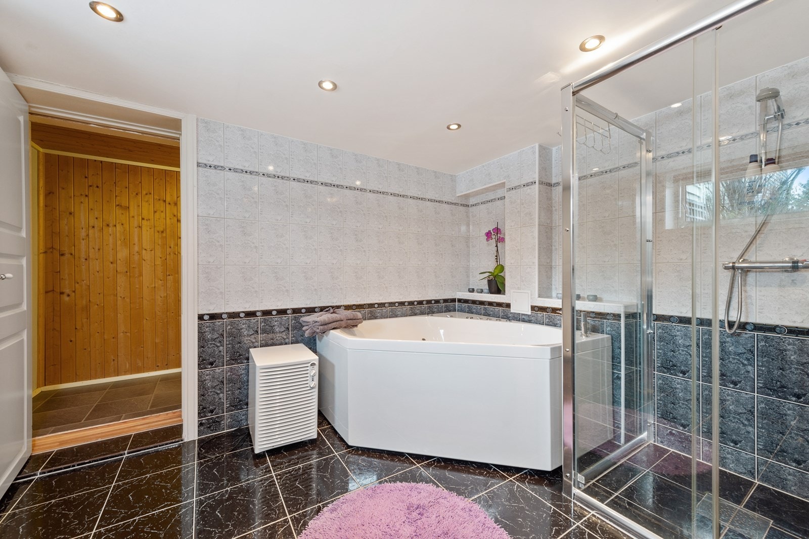 Praktisk innredet med både dusj og badekar til glede for store og små. Galleribilde