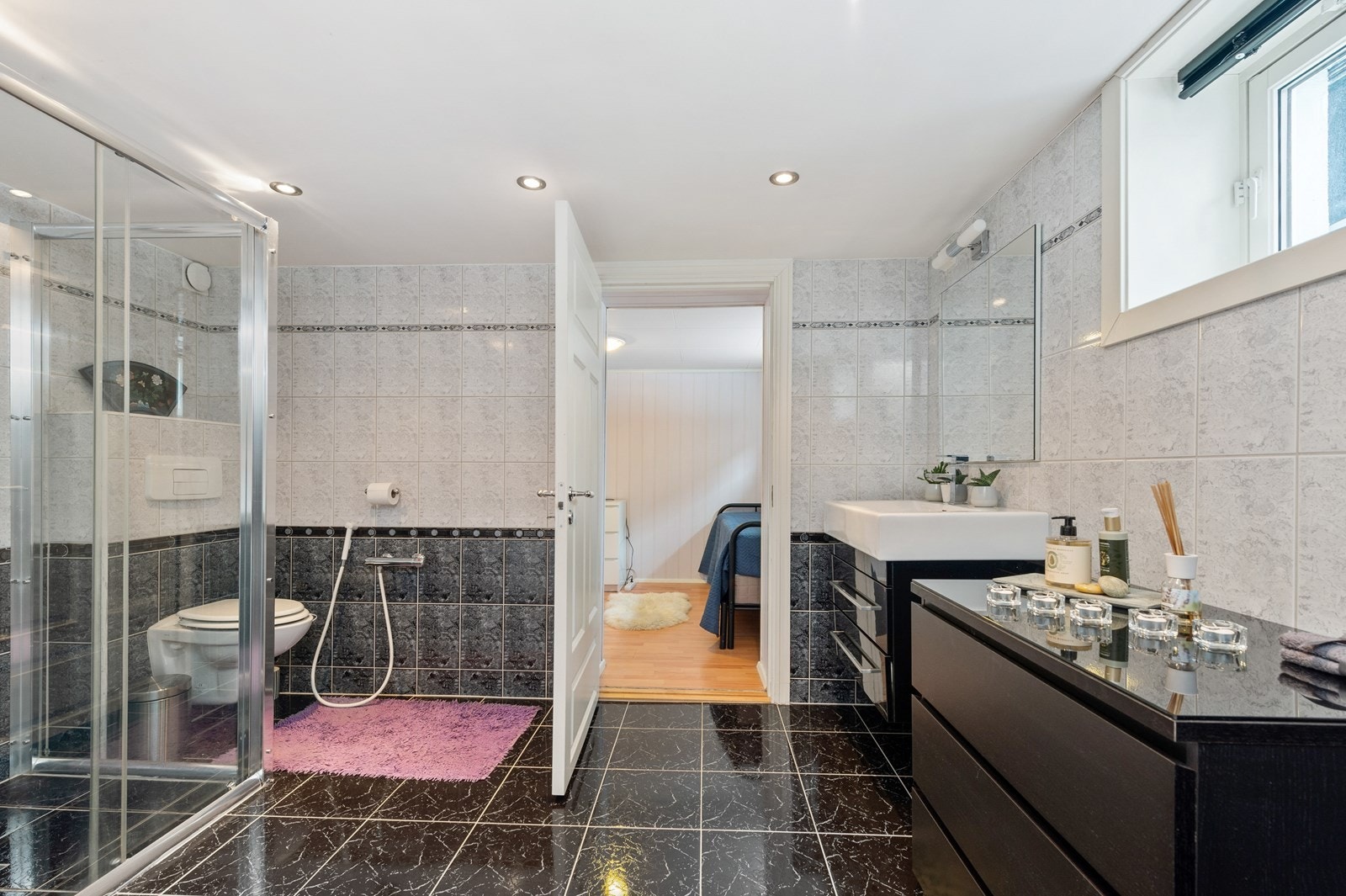 Flislagt bad med gulvvarme. Galleribilde