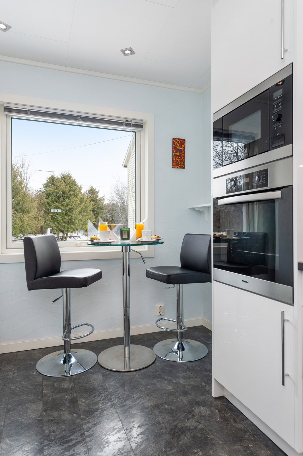 Koselig spiseplass for to med utsyn over hage. Galleribilde