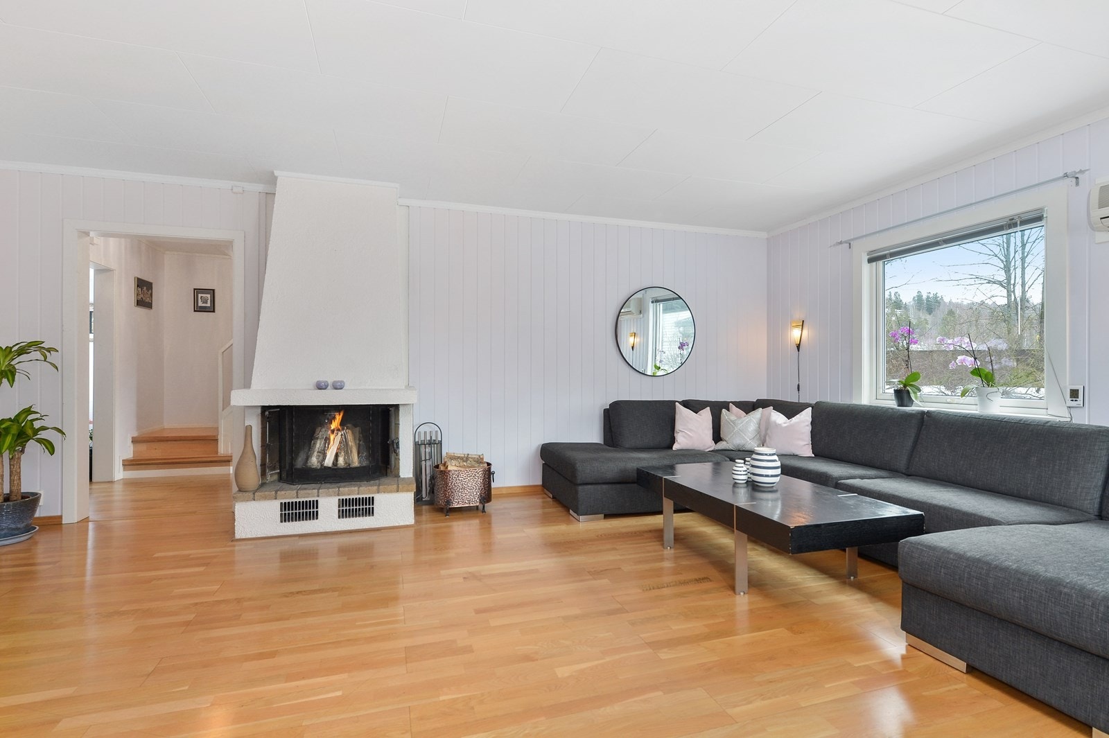 Store vindusflater gir godt med dagslys. Galleribilde