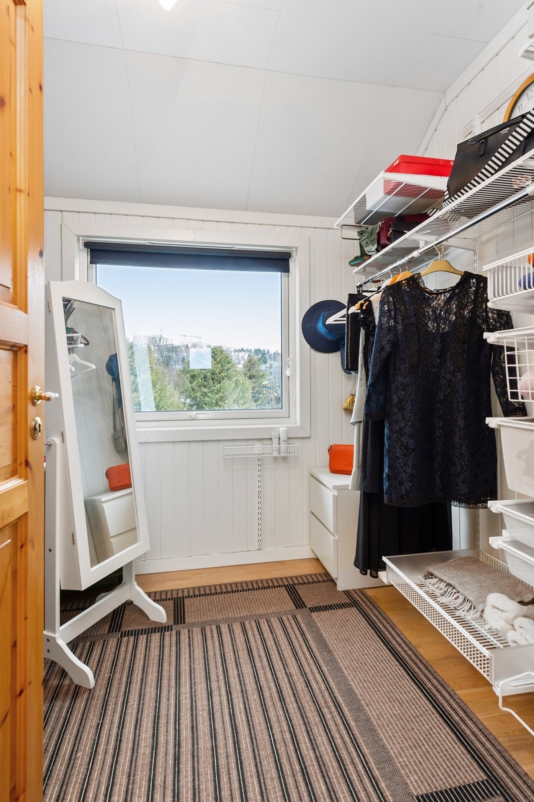 Soverom 3 i 2.etasje innredet som walk-in-closet, enhver kvinnes drøm. Galleribilde