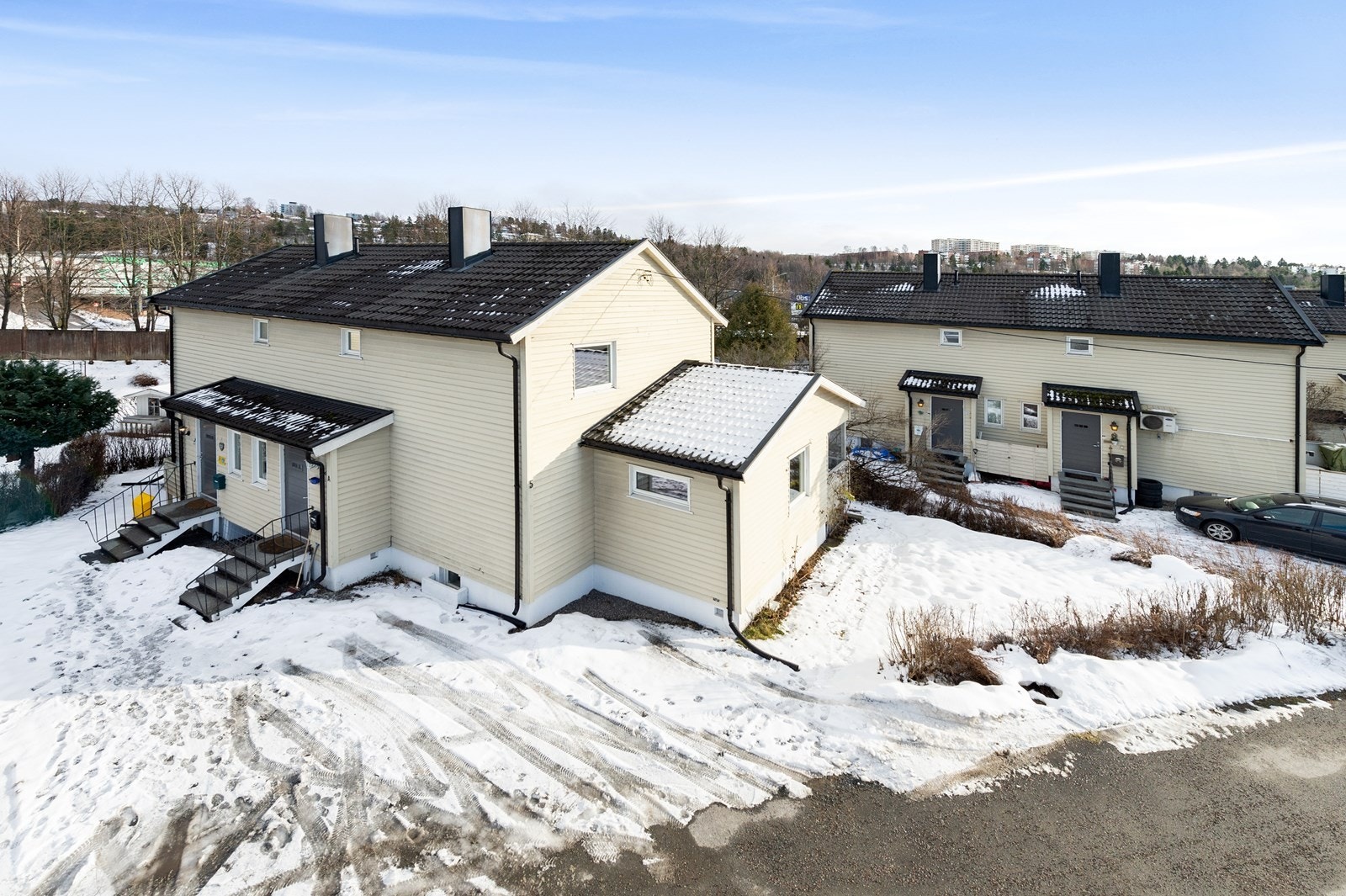 Tittutgrenda 5 A ligger i et rolig villastrøk med småhusbebyggelse i en blindvei uten gjennomgangstrafikk Galleribilde