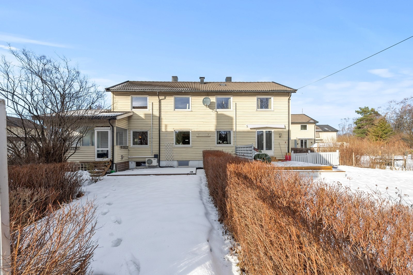 Fine og solrike utearealer innbyr til barnelek og sosialt samvær Galleribilde