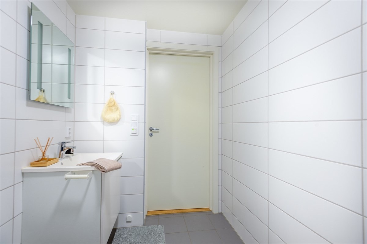 Badet har dusjhjørner, vegghengt klosett og varme på gulv Galleribilde