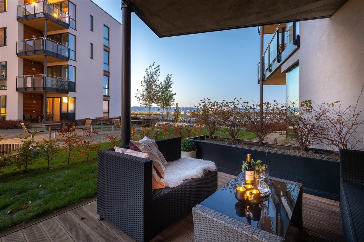 Fra stuen er det direkte utgang til en flott og stor terrasse på 18 kvm. Kort vei ned til kanalen og bryggen Galleribilde