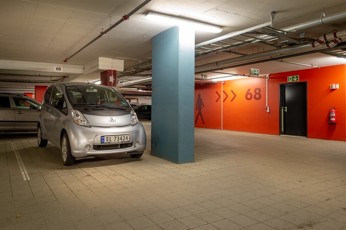 Parkeringsplassen som medfølger leiligheten har en god hjørnebeliggenhet i garasjeanlegget Galleribilde