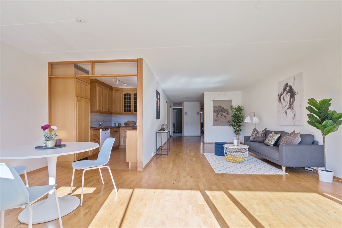 Leiligheten har en praktisk delvis åpen løsning mellom stue og kjøkken Galleribilde