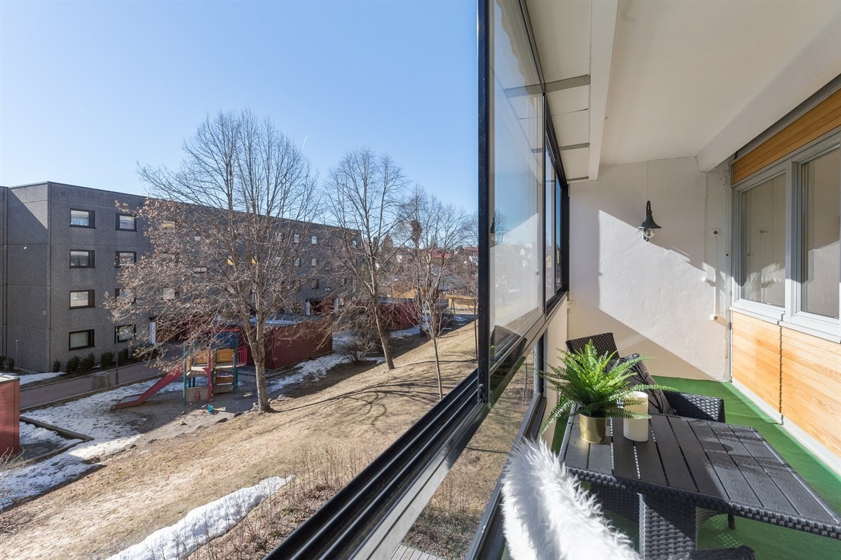 Verandaen har en hyggelig utsikt mot borettslagets fellesarealer. Galleribilde