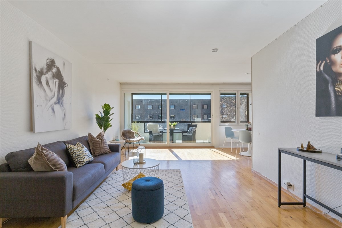 Leilighetens stue har en fin og åpen planløsning, som gir mange innredningsmuligheter Galleribilde