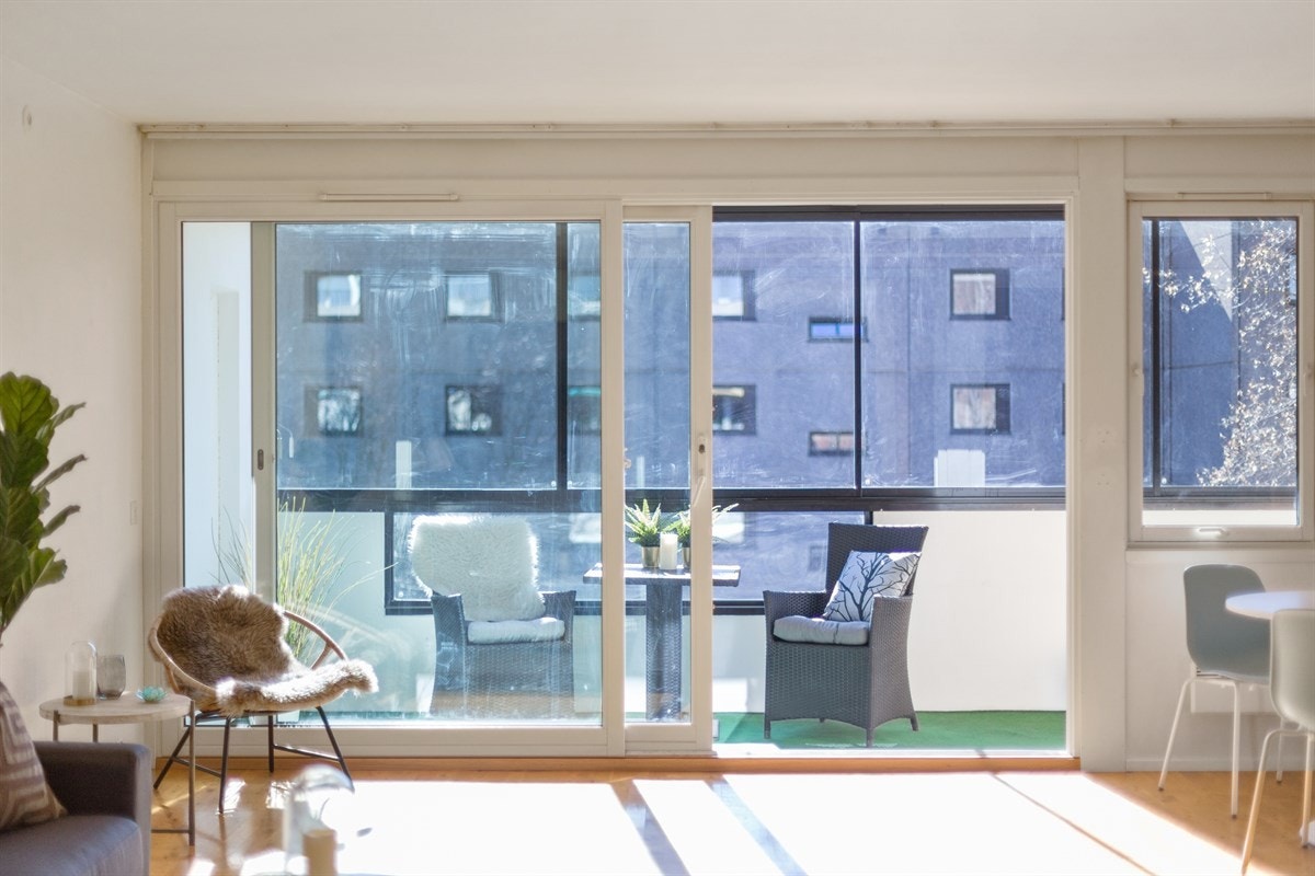 Fra stuen er det utgang til en herlig 10m2 stor innglasset balkong Galleribilde