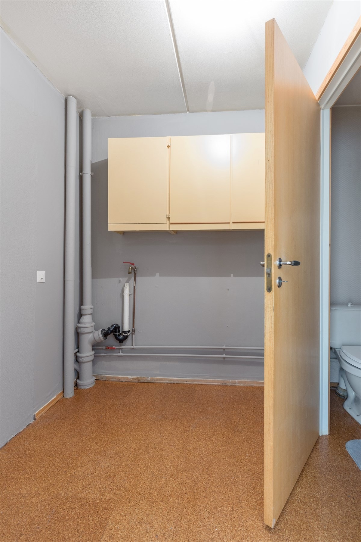 Vaskerom med inngang til toalettet Galleribilde