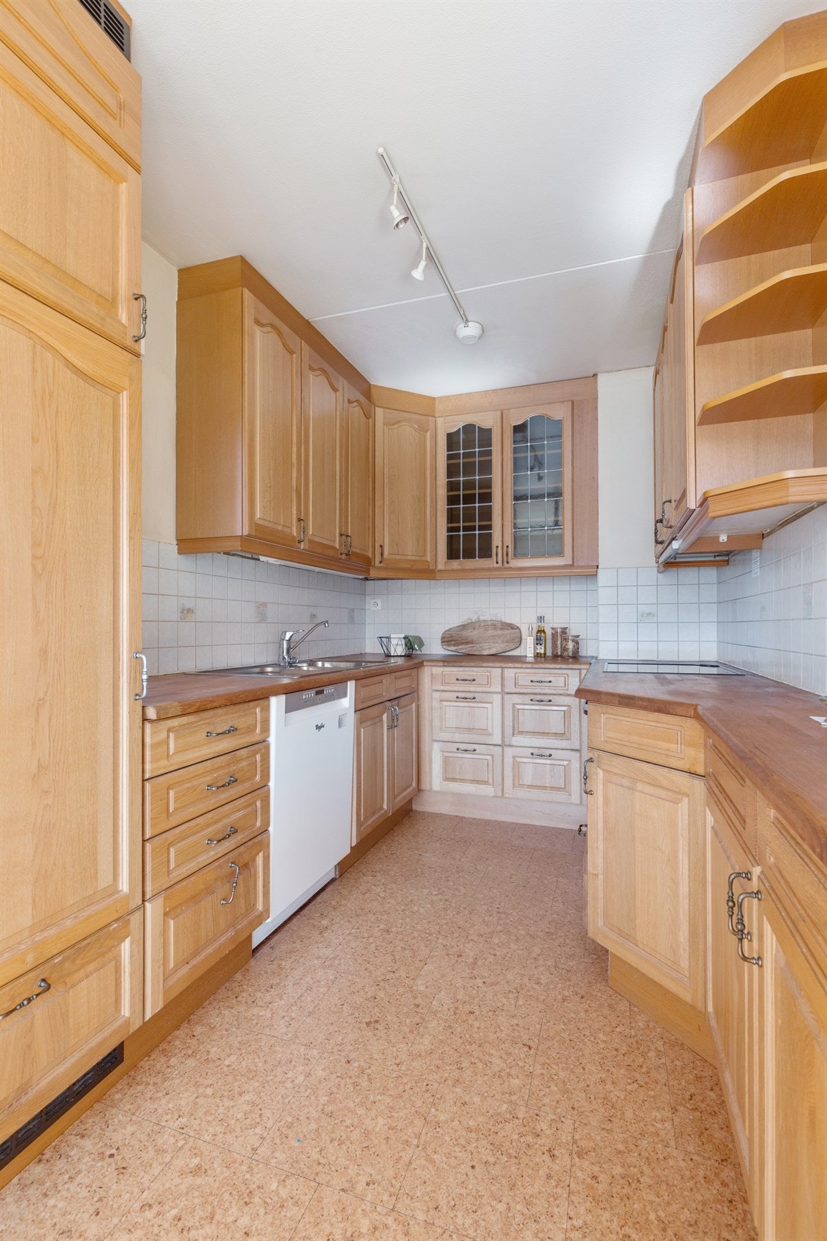 Kjøkkenet byr på godt med både benkeplass- og lagringsplass i lange overskap! Galleribilde