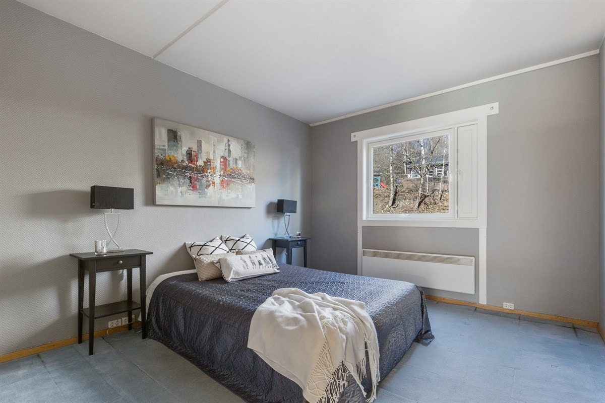 Hovedsoverommet er romslig med god plass til dobbeltseng med nattbord på hver side! Galleribilde