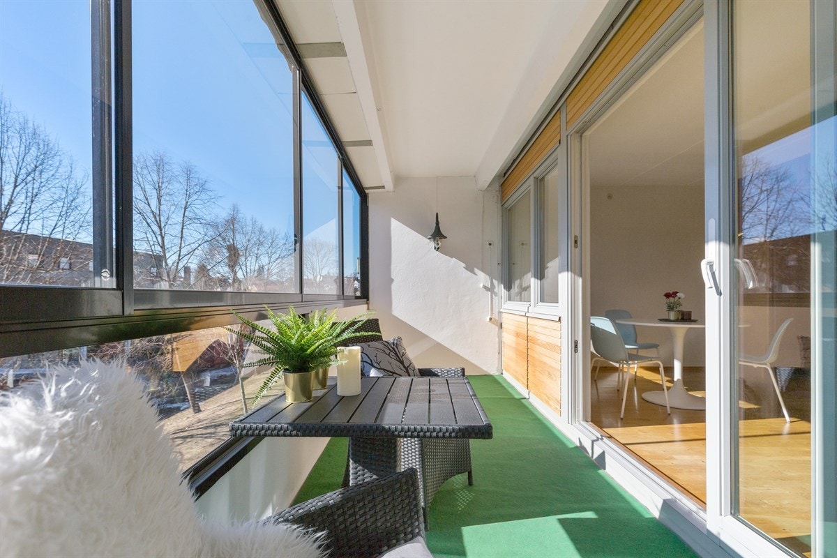 Leilighetens balkong har godt med plass til utemøbler og blir en fin forlengelse av stuen! Galleribilde