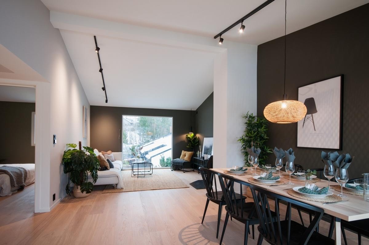 Et stort, åpent og luftig oppholdsom med ekstra god takhøyde Galleribilde