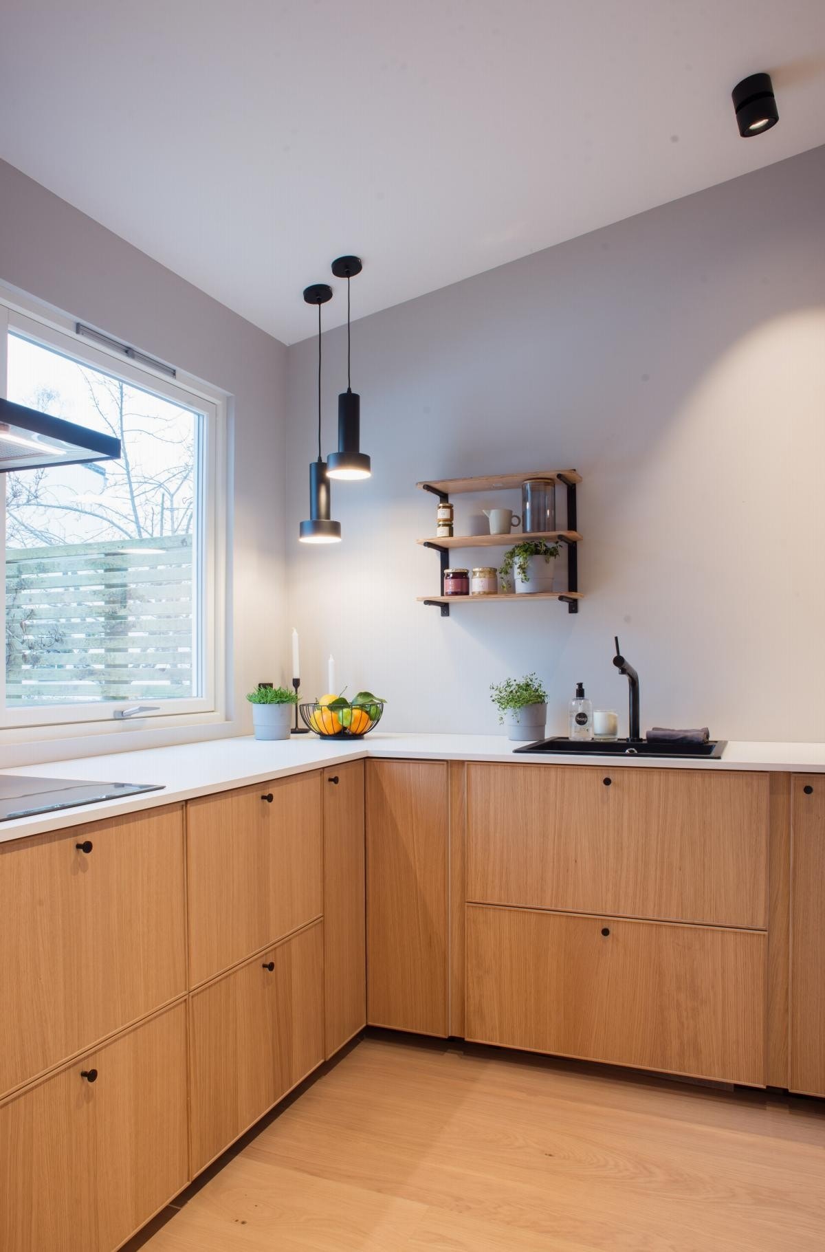 Effektivt innredet med god skap- og benkeplass Galleribilde