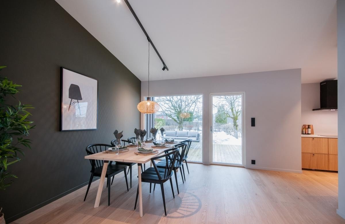 Utgang til et flott uteområde med stor, solrik terrasse (65 m²) og hyggelig hage Galleribilde