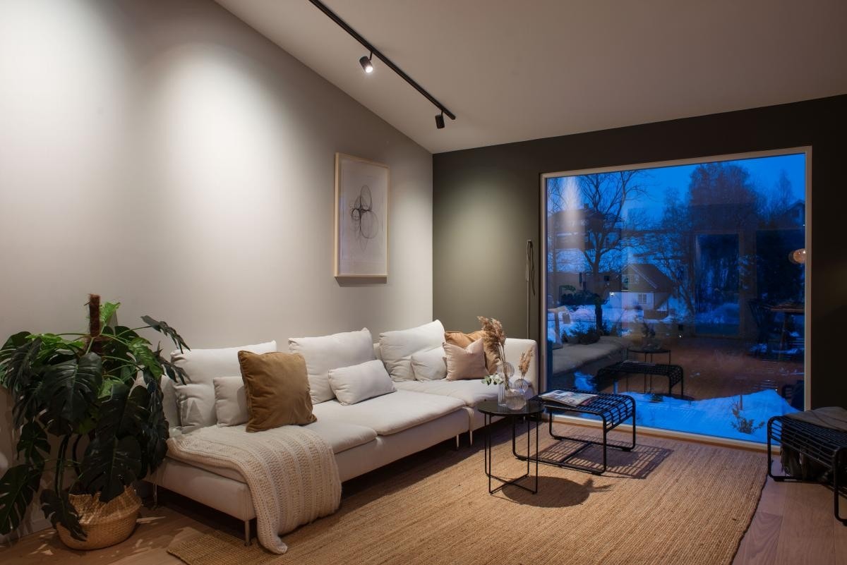 Det er installert et praktisk smarthussystem for bl.a. lys, varme, lyd, alarm m.m. - alt styres enkel via app til mobil eller nettbrett Galleribilde