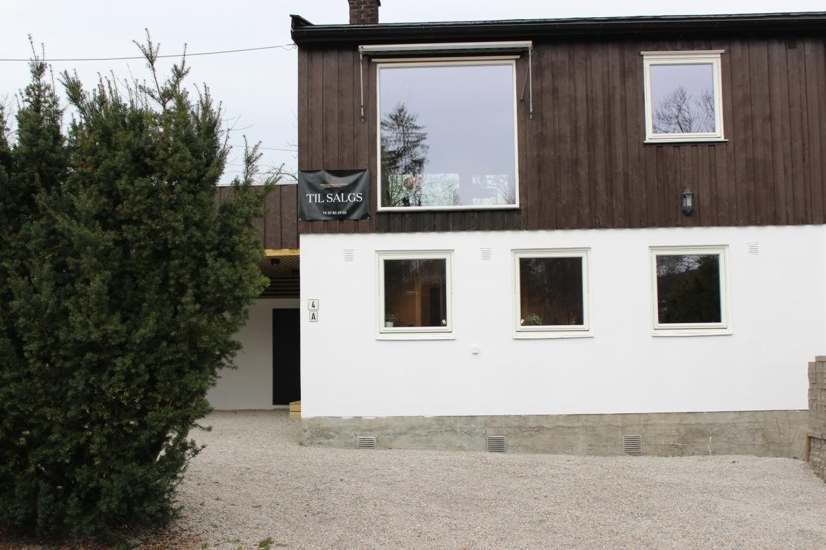 3-4 parkeringsplasser rett ved boligen - klargjort for installasjon av el-bil lader Galleribilde