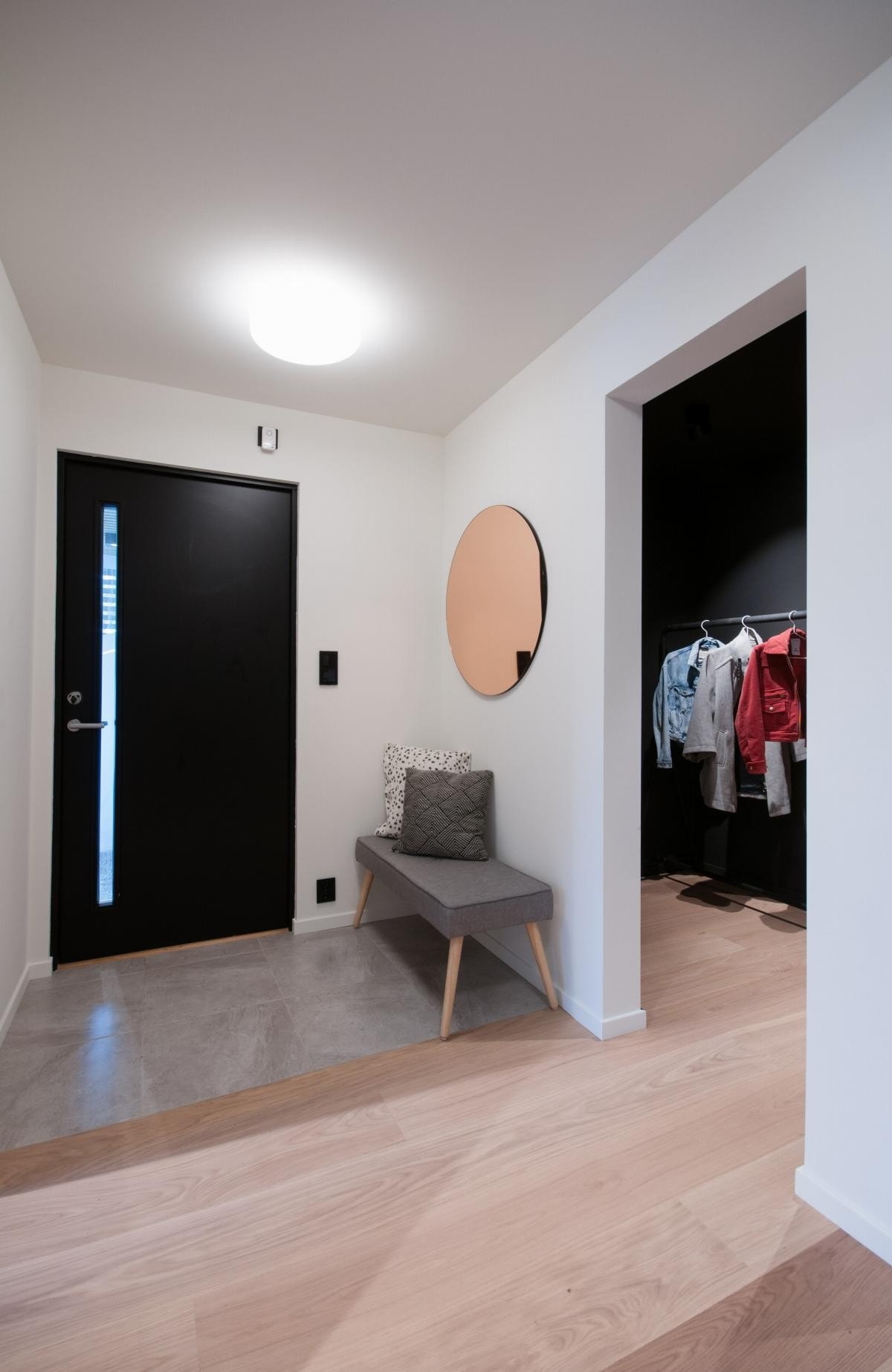 Flislagt entre med adskilt garderoberom Galleribilde