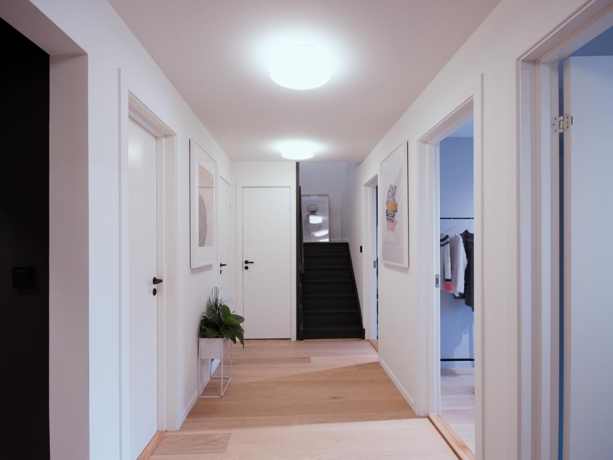 Gang i underetasje, sett fra inngangsdør Galleribilde