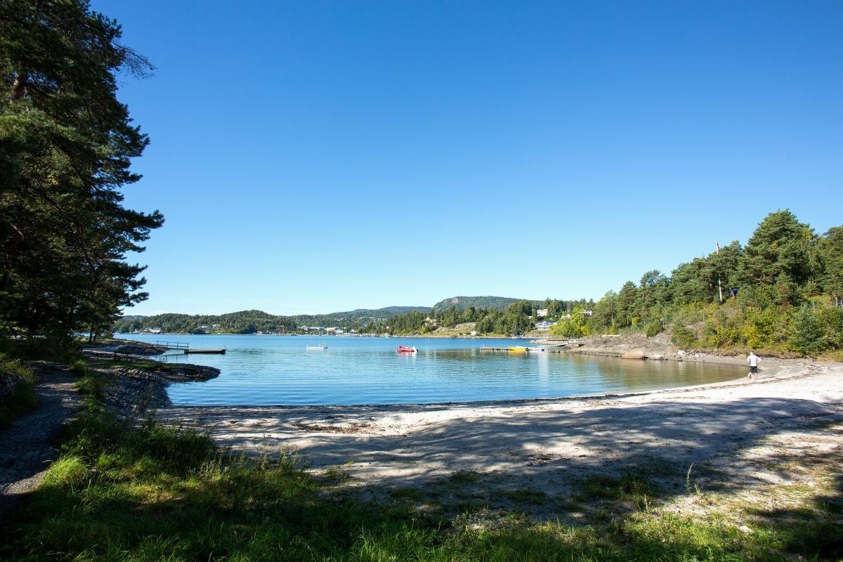 Det er flere fine og barnevennlige badestrender i nærområdet Galleribilde