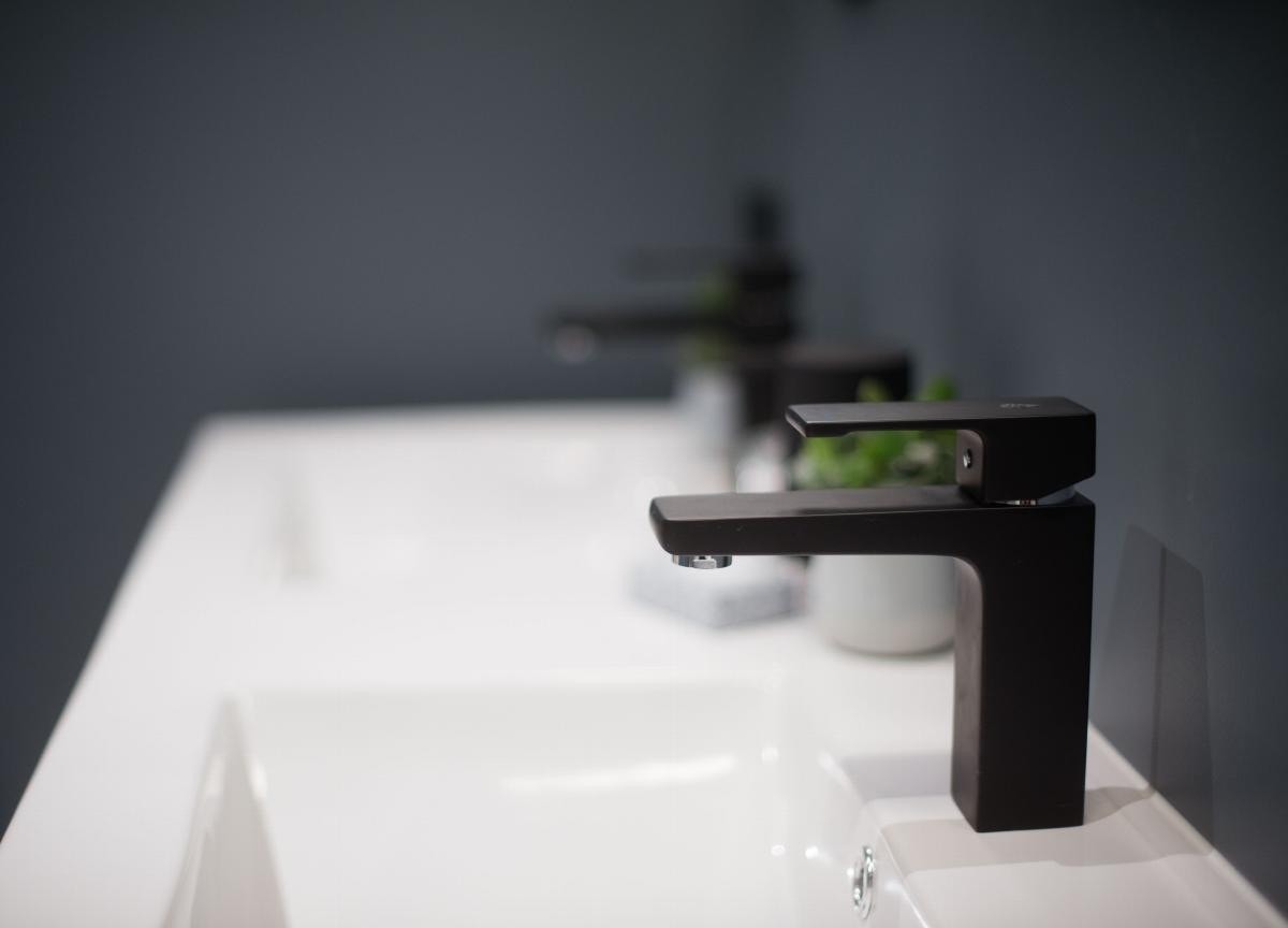 Praktisk bevegelsessensor for automatisk nattlys og vifte Galleribilde