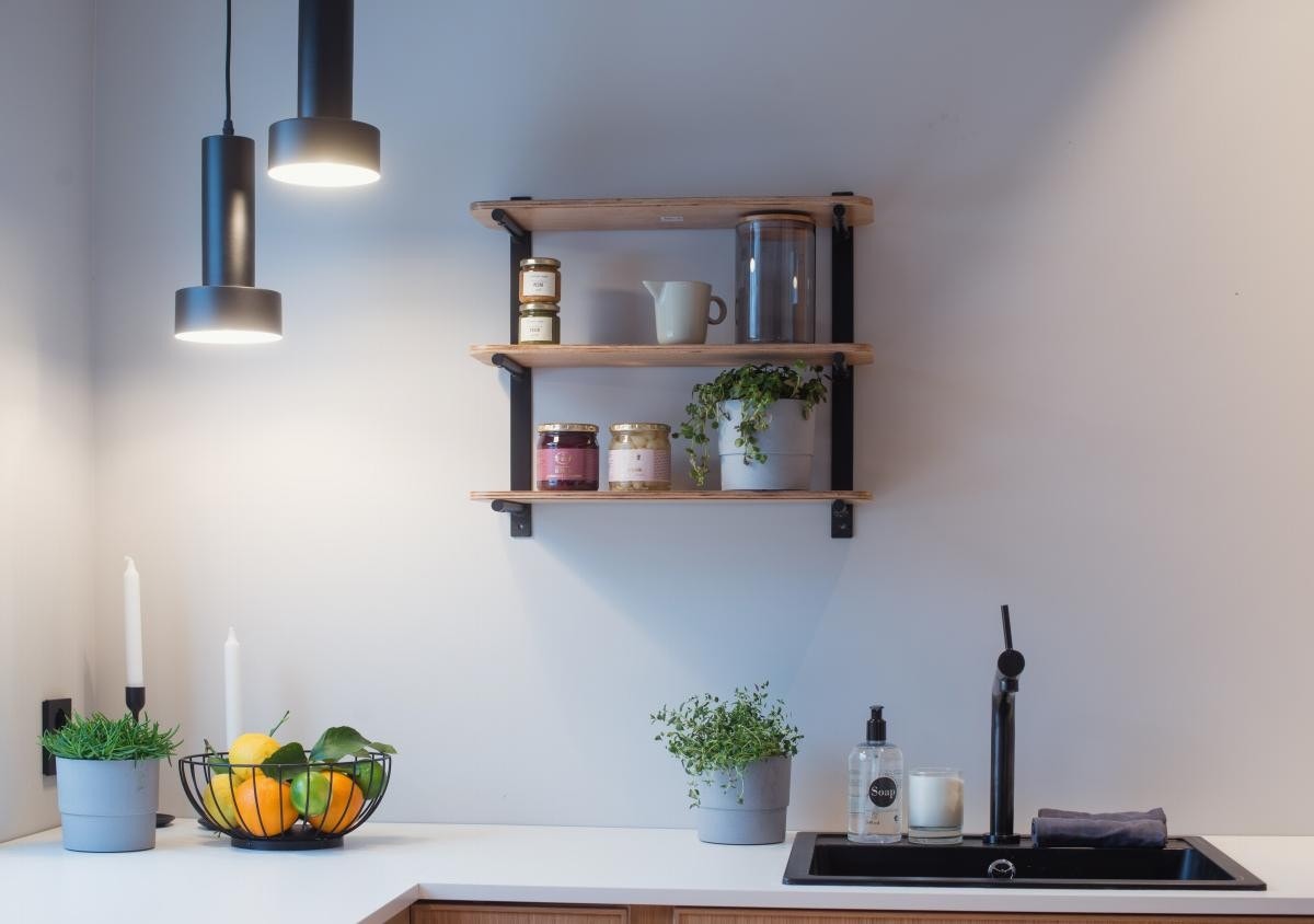 Lekker belysning i flere rom med lysskinner, spotter, lamper og downlights Galleribilde