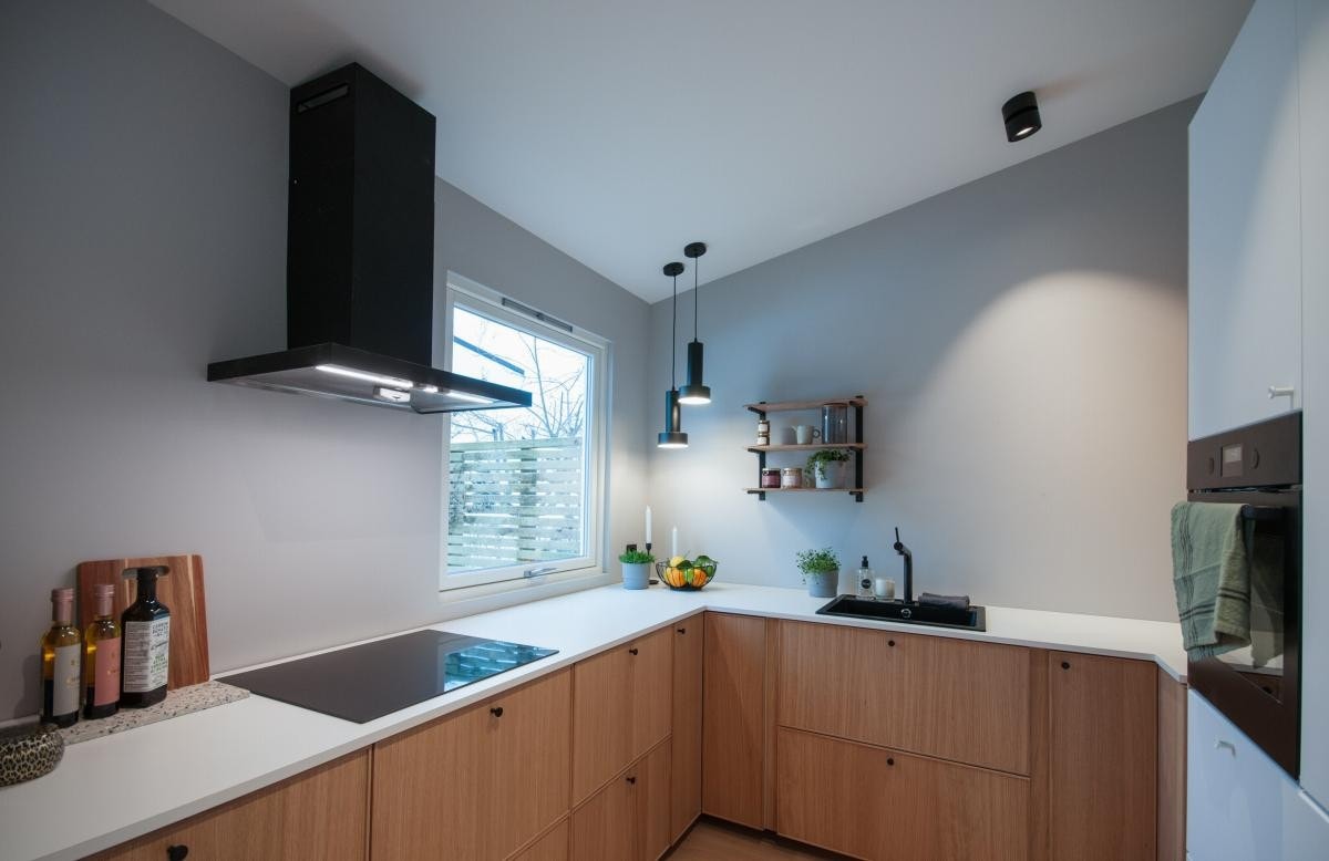 Stilrent kjøkken med integrerte hvitevarer Galleribilde