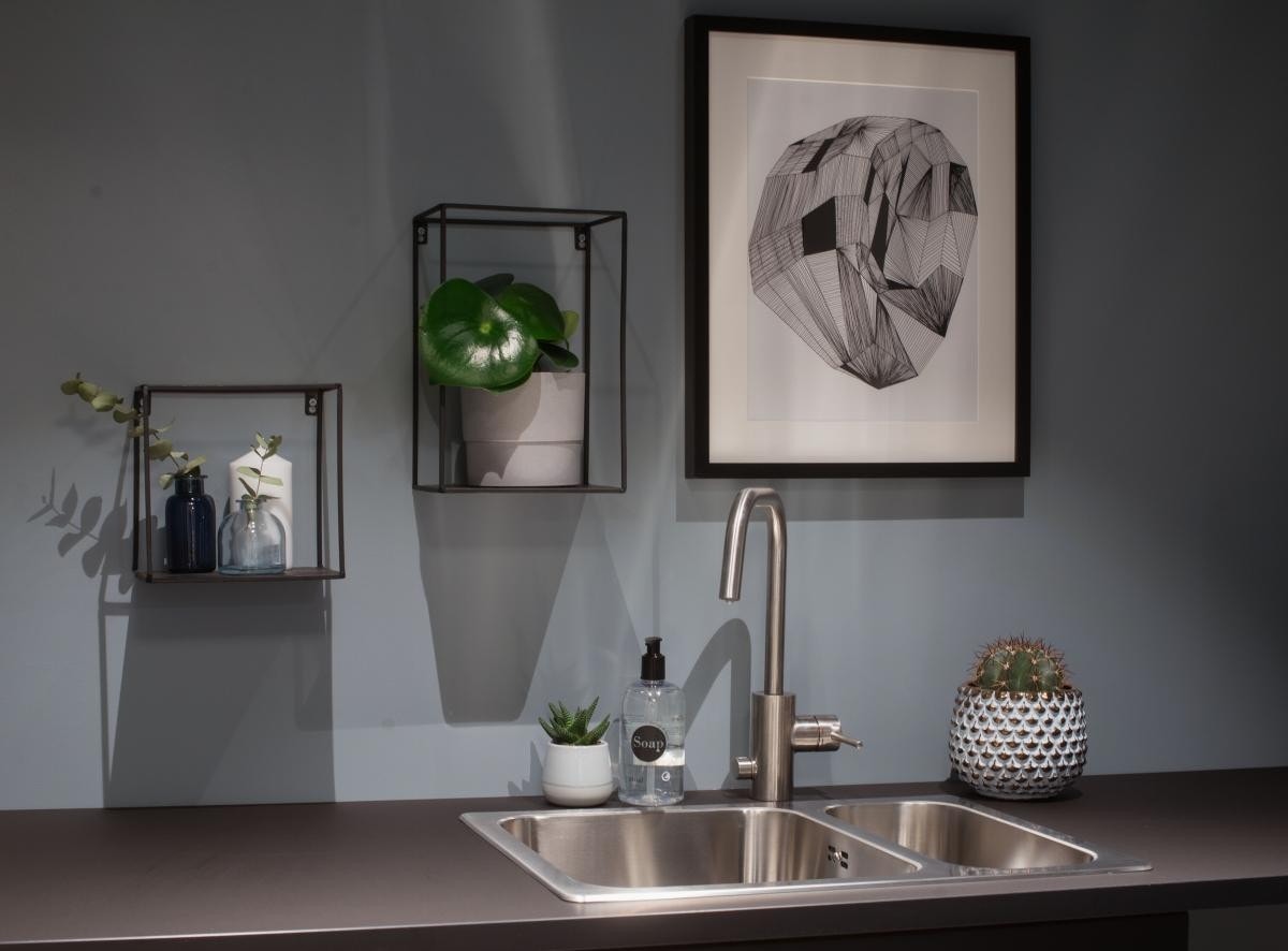 Benkeplass til rydding og bretting av tøy, samt skyllekum Galleribilde