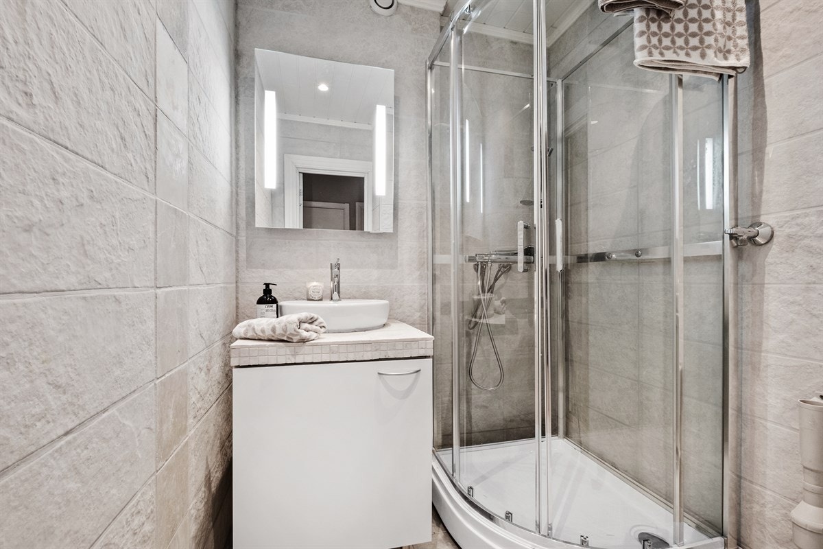 Eie Eiendomsmegling v/ Kristian Haltvik - Badet har fått nye varmekabler i gulv, ny innredning, og nytt dusjkabinett. Galleribilde