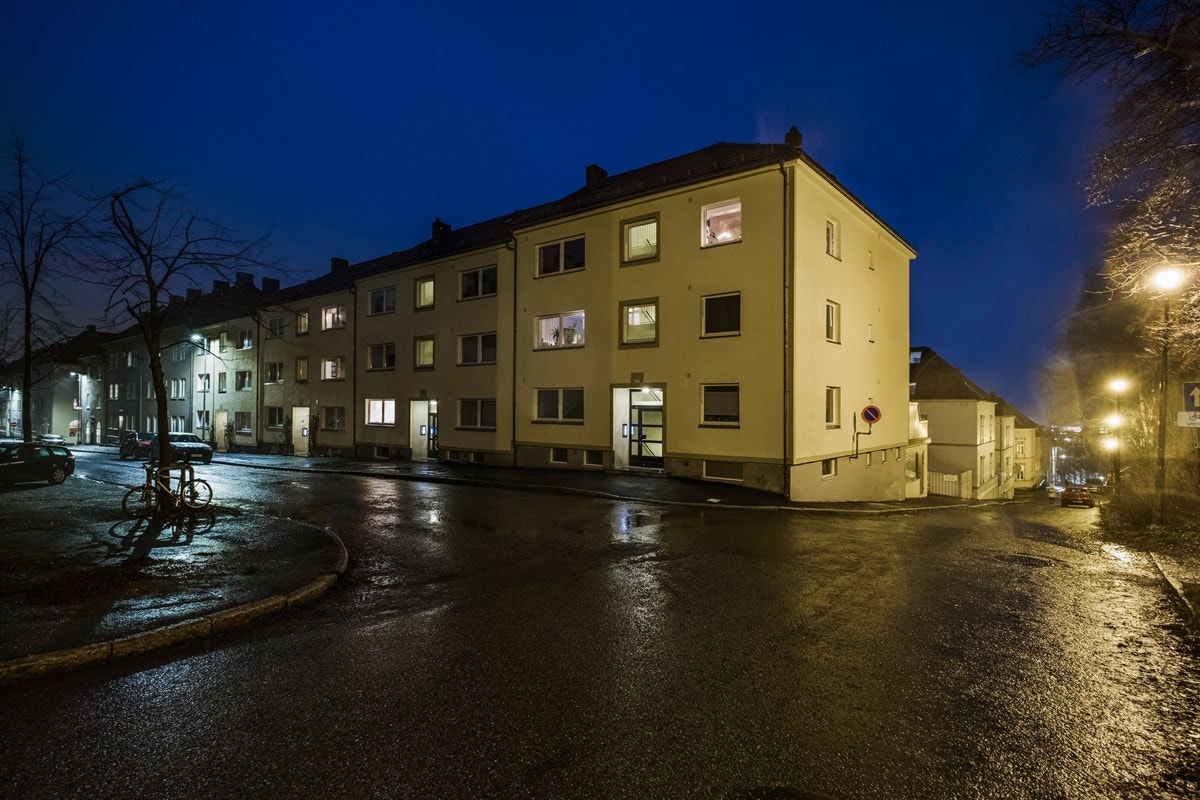 Eie Eiendomsmegling v/ Kristian Haltvik - Boligen er utvendig kledd med murpuss og saltakskonstruksjon tekket med betongtakstein. Etasjeskillere av betong Galleribilde
