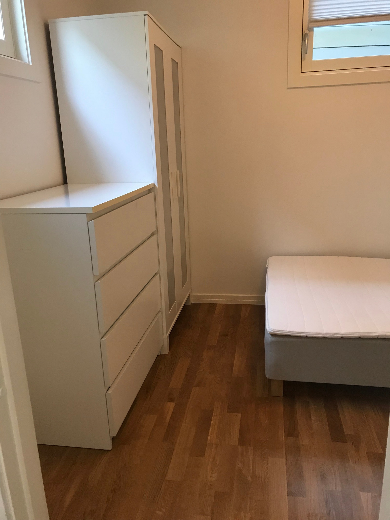 Seng, kommode og skap følger med Galleribilde