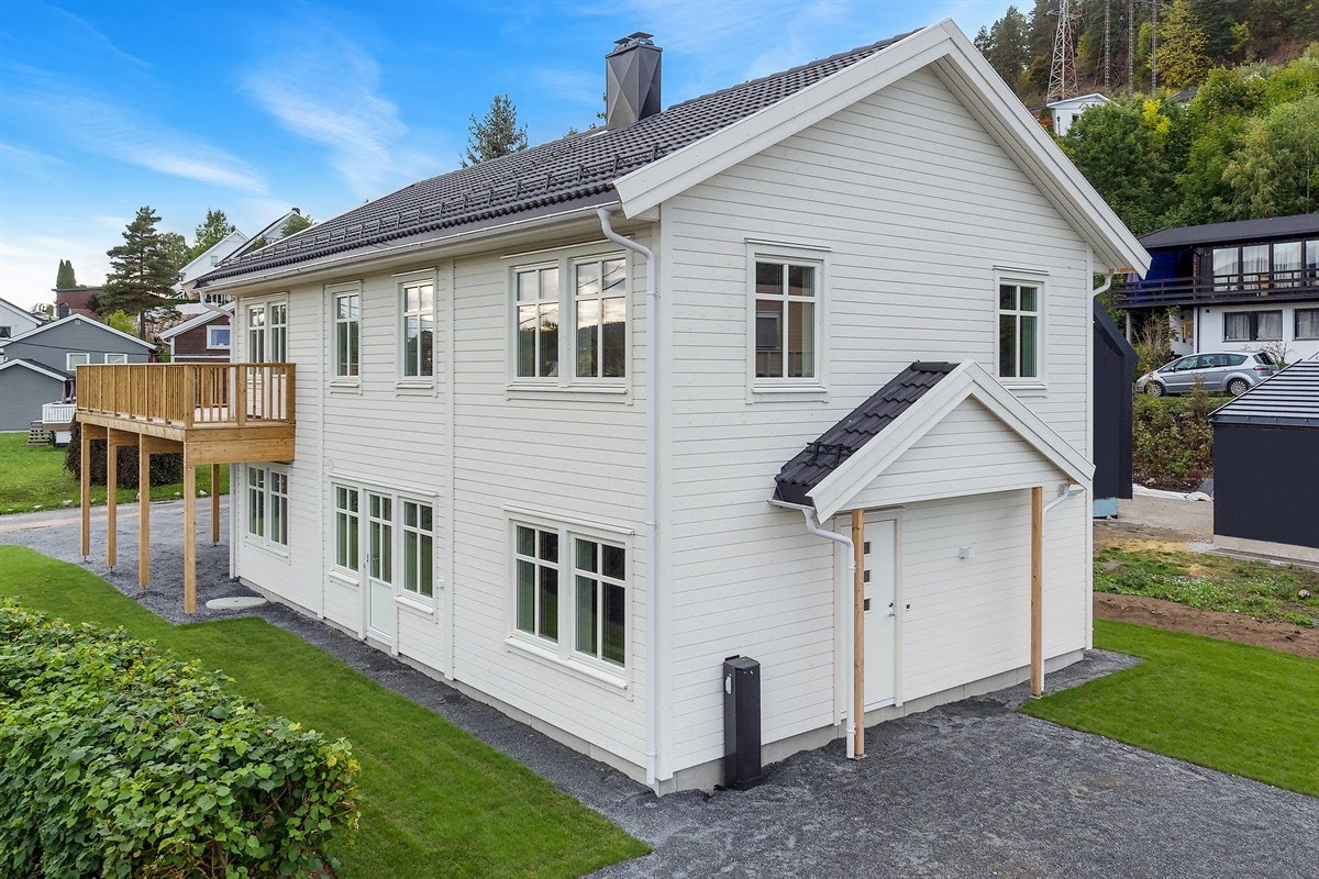 PrivatMegleren ved John Granly Steen og Kristian Arthur Brunvoll har gleden av å presentere denne nyoppførte eneboligen o/2 plan med skjermet godkjent utleieleilighet med estimerte leieinntekter på kr 10 000,- pr. mnd. Galleribilde