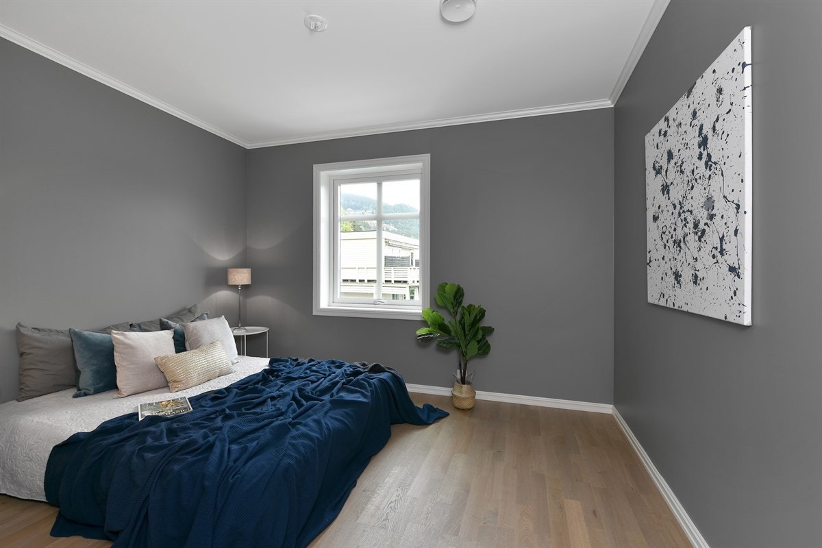 Soverommene har flott parkettgulv og plass til garderobeløsning. I tillegg er det plass til garderobe i hallen. Galleribilde