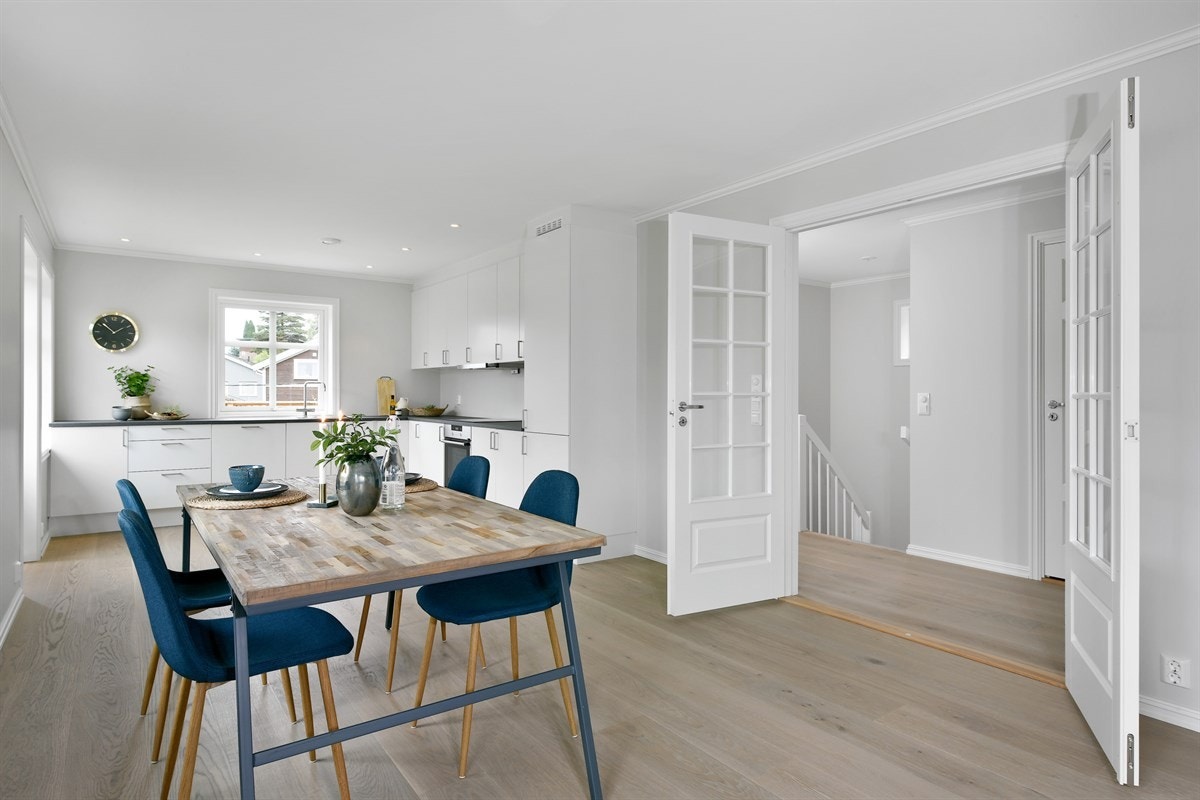 Hvitevarene er integrert og består av stekeovn, koketopp, oppvaskmaskin og kombinert kjøl/frys. Galleribilde