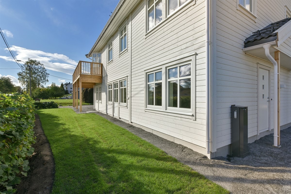 Tomten er flat og pent opparbeidet med tanke på at vedlikeholdet skal være enkelt. Galleribilde