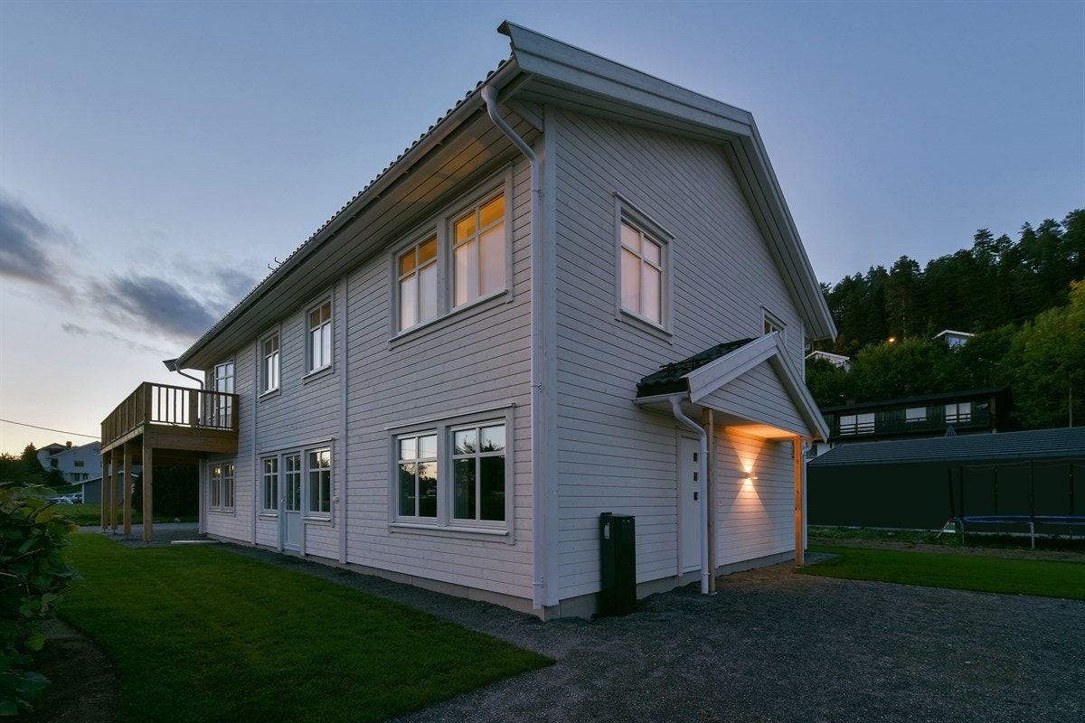 Skjermet inngang til utleiedel. Familien kan da bo skjermet fra leietaker. Galleribilde