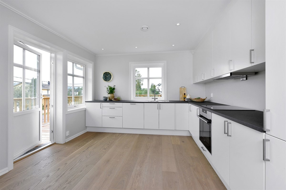 Det er downlights i himling over innredningen, og fra kjøkkensonen er det utgang til terrassen. Galleribilde