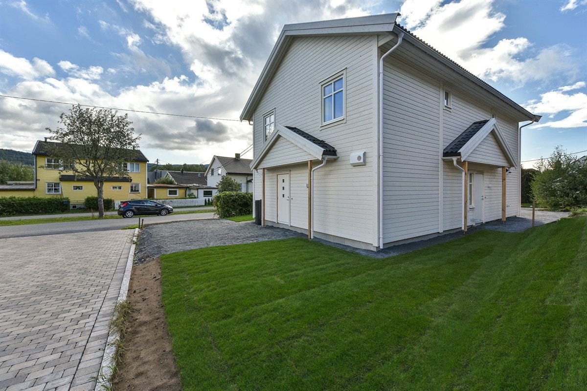 Skjermet inngang til utleiedel på venstre side av huset og til hovedelen i midten av huset. Det er satt opp en utvendig bod til utleiedelen som ikke fremkommer av bildet. Galleribilde