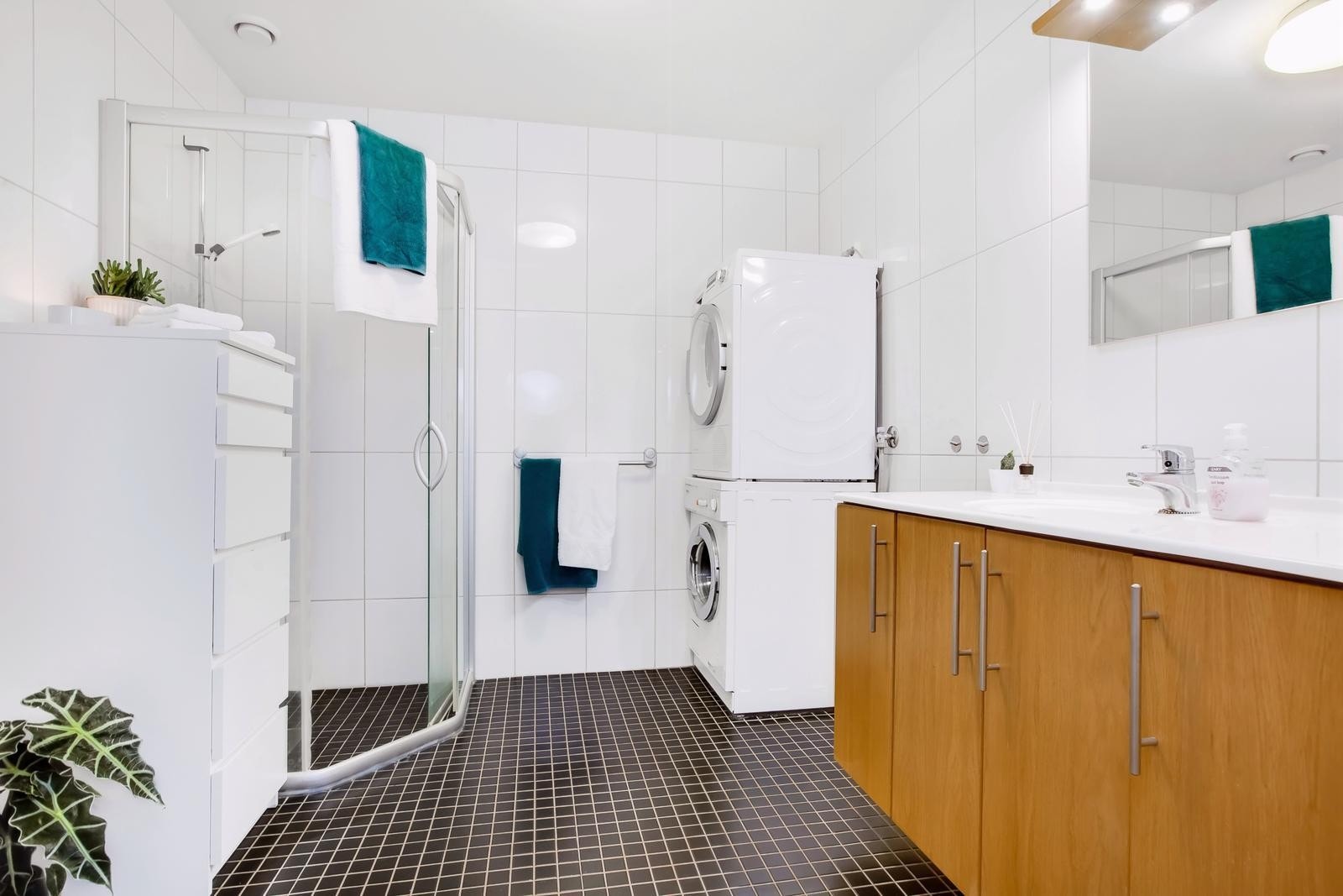 Badet er delikat og har fliser på gulv- og vegger. Badet er innredet med dusjhjørnet, WC, nedfelt servant i benkeplate med underskap og speil. TG1 fra takstmann. Galleribilde